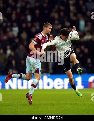 Tomas Soucek (links) von West Ham United und Haydon Roberts von Derby County kämpfen beim vierten Spiel des Emirates FA Cup im Pride Park, Derby, um den Ball. Foto: Montag, 30. Januar 2023. Stockfoto