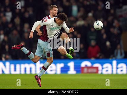 Tomas Soucek (links) von West Ham United und Haydon Roberts von Derby County kämpfen beim vierten Spiel des Emirates FA Cup im Pride Park, Derby, um den Ball. Foto: Montag, 30. Januar 2023. Stockfoto