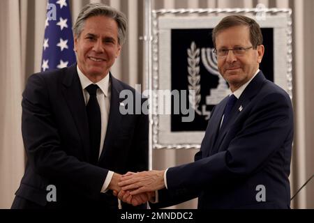 Jerusalem, Israel. 30. Januar 2023. USA Außenministerin Anthony Blinks (L) trifft am Montag, den 30. Januar 2023 in Jerusalem mit dem israelischen Präsidenten Isaac Herzog zusammen. Poolfoto von Menahem Kahana/UPI Credit: UPI/Alamy Live News Stockfoto