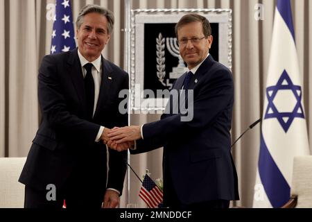 Jerusalem, Israel. 30. Januar 2023. USA Außenministerin Anthony Blinks (L) trifft am Montag, den 30. Januar 2023 in Jerusalem mit dem israelischen Präsidenten Isaac Herzog zusammen. Poolfoto von Menahem Kahana/UPI Credit: UPI/Alamy Live News Stockfoto