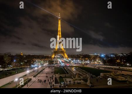 Ein Blick auf Paris bei Nacht vom Jardins du Trocadéro, einschließlich des Eiffelturms unter dramatischen Wolken. Stockfoto