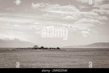 Novi Vinodolski und San Marino Insel mit Kirche im schönen kroatien. Stockfoto