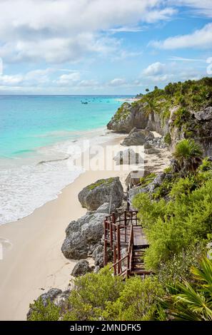 Felsige Klippen am tropischen Strand von Tulum, Yucatan-Halbinsel, Mexiko. Stockfoto