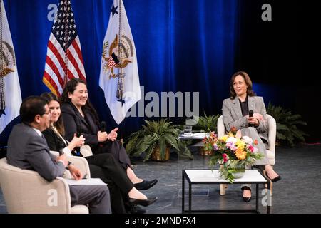 US-Vizepräsident Kamala Harris spricht am Montag, den 30. Januar 2023, im Duke Energy Center for Performing Arts in Raleigh, North Carolina. Harris führt ein Gespräch mit Kleinunternehmen, um das Engagement der Verwaltung für Kleinunternehmen hervorzuheben. Kredit: Cornell Watson / Pool über CNP Stockfoto