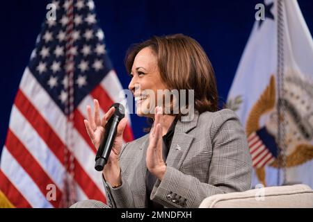 Raleigh, Usa. 30. Januar 2023. US-Vizepräsident Kamala Harris spricht am Montag, den 30. Januar 2023, im Duke Energy Center for Performing Arts in Raleigh, North Carolina. Harris führt ein Gespräch mit Kleinunternehmen, um das Engagement der Verwaltung für Kleinunternehmen hervorzuheben. Foto: Cornell Watson / Kredit: UPI/Alamy Live News Stockfoto