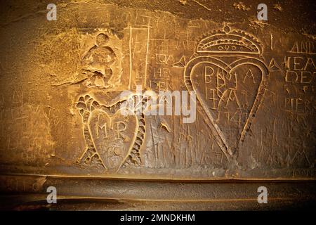 Bild von Tim Cuff. 9. Dez. 2022 - 10. Jan. 2023. Schnitzereien aus dem Jahr 1710 in einer Steinmauer in Dover Castle, Kent, England Stockfoto