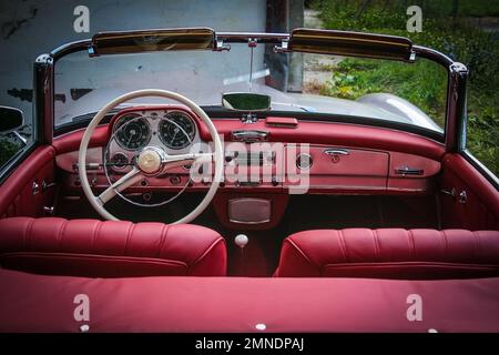 Mercedes Benz 190 SL Oldtimer in rotem Leder Stockfoto