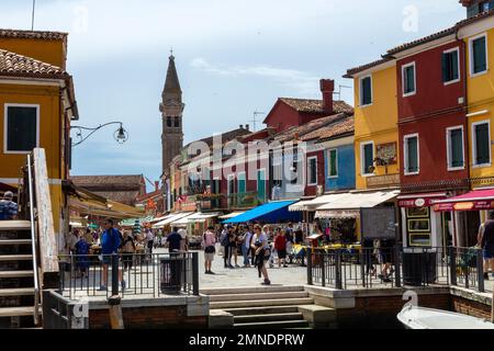 Straßen und Kanäle von Burano, einer belebten Insel in der Lagune von Venedig Stockfoto