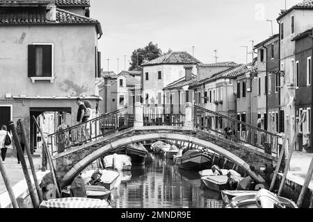 Straßen und Kanäle von Burano, einer belebten Insel in der Lagune von Venedig Stockfoto