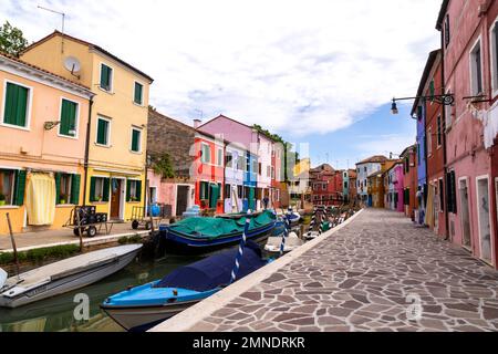 Straßen und Kanäle von Burano, einer belebten Insel in der Lagune von Venedig Stockfoto