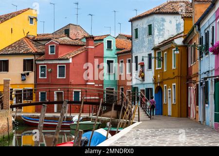 Straßen und Kanäle von Burano, einer belebten Insel in der Lagune von Venedig Stockfoto