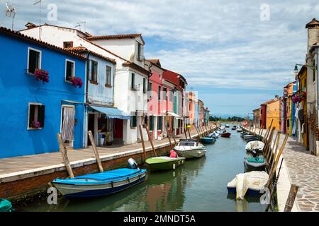 Straßen und Kanäle von Burano, einer belebten Insel in der Lagune von Venedig Stockfoto