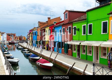 Straßen und Kanäle von Burano, einer belebten Insel in der Lagune von Venedig Stockfoto