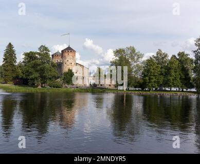 Savonlinna, Finnland - 11. August 2021: Blick auf das Schloss Olavinlinna in Savonlinna im Sommer Stockfoto