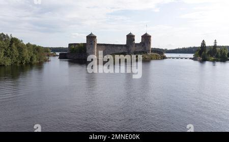 Savonlinna, Finnland - 11. August 2021: Blick auf das Schloss Olavinlinna in Savonlinna im Sommer Stockfoto