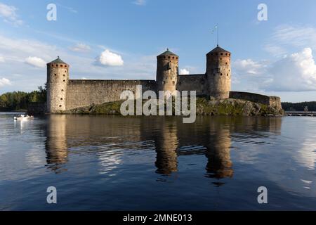 Savonlinna, Finnland - 11. August 2021: Blick auf das Schloss Olavinlinna in Savonlinna im Sommer Stockfoto