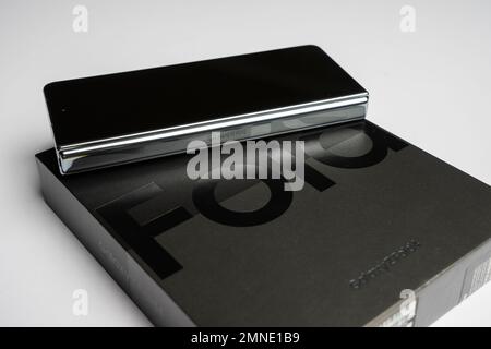 Samsung Galaxy Z Fold 4 in grau-grüner Farbe. Neues Smartphone mit Nahaufnahme eines klappbaren Bildschirms. Das Gerät Stockfoto