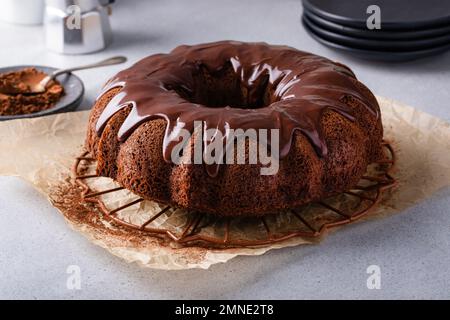 Schokoladenkuchen mit Schokoladen-Ganache-Glasur Stockfoto