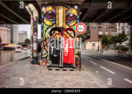 Neu, altersbeständig, digitales Zeitalter, ohne Objektiv, herausragend, Hochauflösendes Nadellochbild farbenfroher Urinale im Freien in Paris, Frankreich, Europa Stockfoto