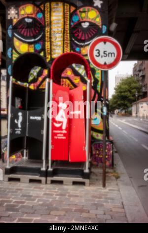 Neu, altersbeständig, digitales Zeitalter, ohne Objektiv, herausragend, Hochauflösendes Nadellochbild farbenfroher Urinale im Freien in Paris, Frankreich, Europa Stockfoto