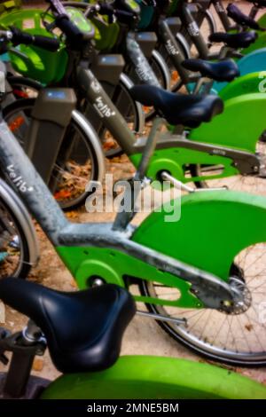 Nahaufnahme Halbabstrakt gefunden Stilleben von Vélib' Métropole Rental Bikes, Paris, Frankreich, Europa Stockfoto