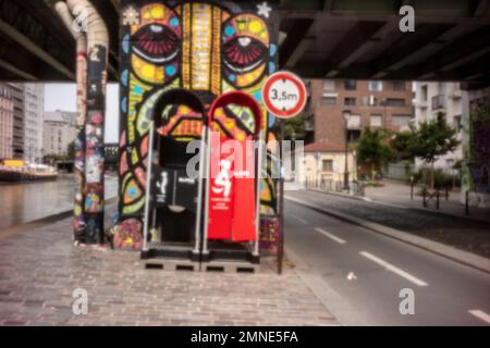 Neu, altersbeständig, digitales Zeitalter, ohne Objektiv, herausragend, Hochauflösendes Nadellochbild farbenfroher Urinale im Freien in Paris, Frankreich, Europa Stockfoto