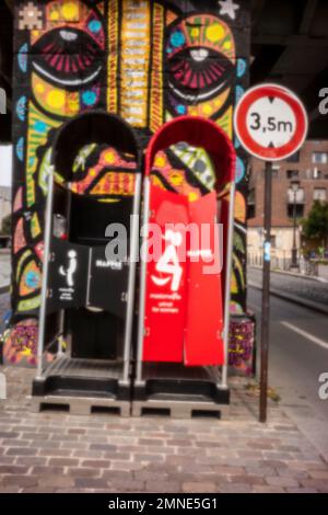 Neu, altersbeständig, digitales Zeitalter, ohne Objektiv, herausragend, Hochauflösendes Nadellochbild farbenfroher Urinale im Freien in Paris, Frankreich, Europa Stockfoto