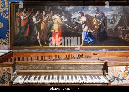 Cembalo mit rechteckigem Spinet der Renaissance im Museum des Teatro alla Scala in Mailand, Italien, Europa. Stockfoto