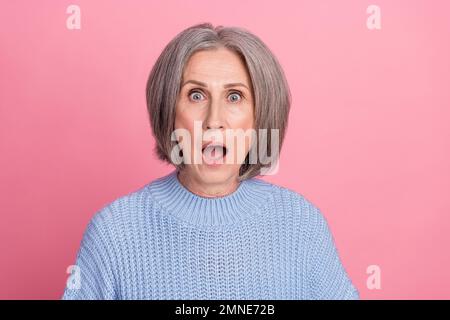 Foto einer gestressten, depressiven Dame mit blauer Kleidung beeindruckt Problemnachrichten Informationen isoliert auf pinkfarbenem Hintergrund Stockfoto