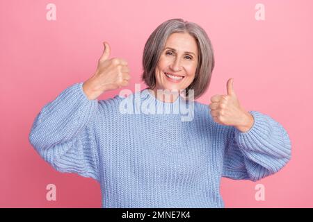 Foto einer fröhlichen, hübschen Frau tragen Sie hochwertige blaue, stilvolle Kleidung zwei Arme Daumen hoch schöne Wahl isoliert auf pinkfarbenem Hintergrund Stockfoto