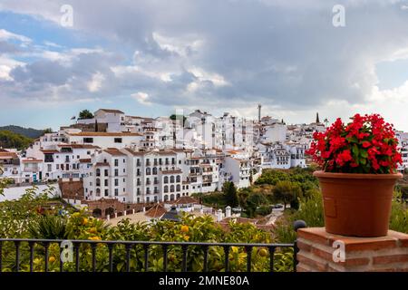 Panoramafoto von Frigiliana, Malaga, einer der schönsten Städte Spaniens. Mit seinen weißen Mauern, den engen Gassen und vielen Treppen. Stockfoto