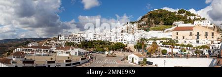 Panoramafoto von Frigiliana, Malaga, einer der schönsten Städte Spaniens. Mit seinen weißen Mauern, den engen Gassen und vielen Treppen. Stockfoto