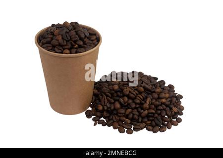 Einweg-Pappbecher gefüllt mit Kaffeebohnen und einem Haufen Kaffeebohnen isoliert auf weißem Hintergrund (Nahaufnahme) Stockfoto