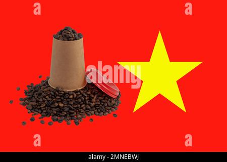 Ein umgedrehter Einweg-Pappbecher mit einem Deckel gefüllt mit gerösteten Kaffeebohnen vor dem Hintergrund der Flagge Vietnams (Nahaufnahme) Stockfoto