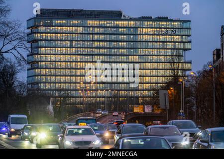 Innerstädtischer Verkehr, Danziger Straße, B8, Düsseldorf, Büroturm, After-work Traffic, NRW, Deutschland, Stockfoto