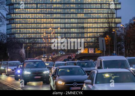 Innerstädtischer Verkehr, Danziger Straße, B8, Düsseldorf, Büroturm, After-work Traffic, NRW, Deutschland, Stockfoto