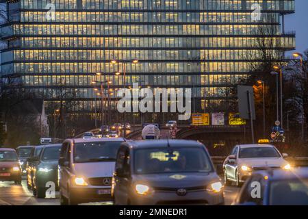 Innerstädtischer Verkehr, Danziger Straße, B8, Düsseldorf, Büroturm, After-work Traffic, NRW, Deutschland, Stockfoto