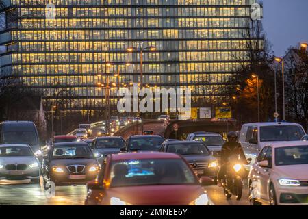 Innerstädtischer Verkehr, Danziger Straße, B8, Düsseldorf, Büroturm, After-work Traffic, NRW, Deutschland, Stockfoto