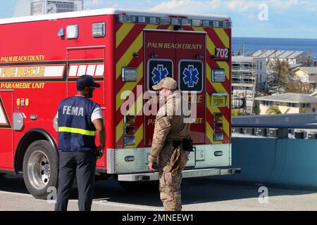 Das Special Response Team (SRT) der CBP unterstützt die städtische Such- und Rettungsmission der FEMA in der Region Ft Myers, nachdem der US-Bundesstaat Ian von der Notfallorganisation abgewichen war. Foto von Rob Brisley Stockfoto