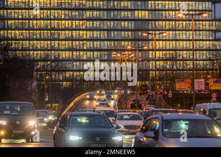 Innerstädtischer Verkehr, Danziger Straße, B8, Düsseldorf, Büroturm, After-work Traffic, NRW, Deutschland, Stockfoto