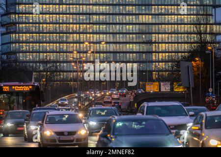 Innerstädtischer Verkehr, Danziger Straße, B8, Düsseldorf, Büroturm, After-work Traffic, NRW, Deutschland, Stockfoto