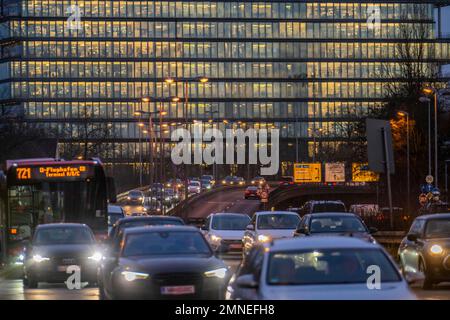 Innerstädtischer Verkehr, Danziger Straße, B8, Düsseldorf, Büroturm, After-work Traffic, NRW, Deutschland, Stockfoto