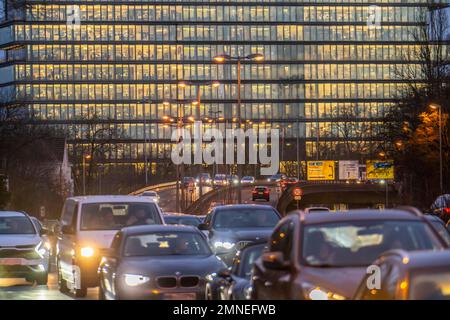 Innerstädtischer Verkehr, Danziger Straße, B8, Düsseldorf, Büroturm, After-work Traffic, NRW, Deutschland, Stockfoto