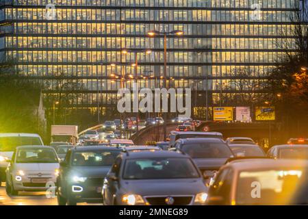 Innerstädtischer Verkehr, Danziger Straße, B8, Düsseldorf, Büroturm, After-work Traffic, NRW, Deutschland, Stockfoto