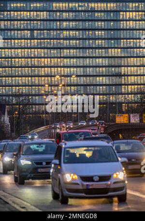 Innerstädtischer Verkehr, Danziger Straße, B8, Düsseldorf, Büroturm, After-work Traffic, NRW, Deutschland, Stockfoto