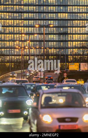 Innerstädtischer Verkehr, Danziger Straße, B8, Düsseldorf, Büroturm, After-work Traffic, NRW, Deutschland, Stockfoto