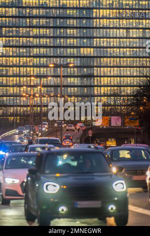 Innerstädtischer Verkehr, Danziger Straße, B8, Düsseldorf, Büroturm, After-work Traffic, NRW, Deutschland, Stockfoto