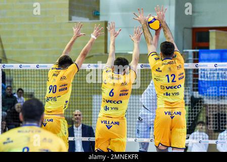 Palasport, Cisterna, Italien, 29. Januar 2023, Rinaldi, Sanguinetti, Lagumdzija Block (Valsa Group Modena) während Top Volley Cisterna vs Valsa Group Stockfoto