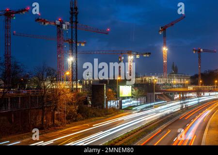 Große Baustelle in Düsseldorf, an der B8, Danziger Straße, Bau eines Wohn- und Gewerbekomplexes, Deiker Höfe, NRW, Deutschland, Stockfoto