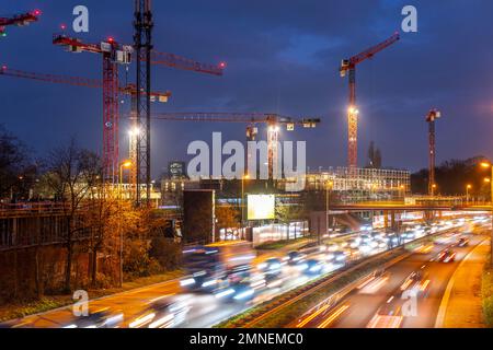 Große Baustelle in Düsseldorf, an der B8, Danziger Straße, Bau eines Wohn- und Gewerbekomplexes, Deiker Höfe, NRW, Deutschland, Stockfoto